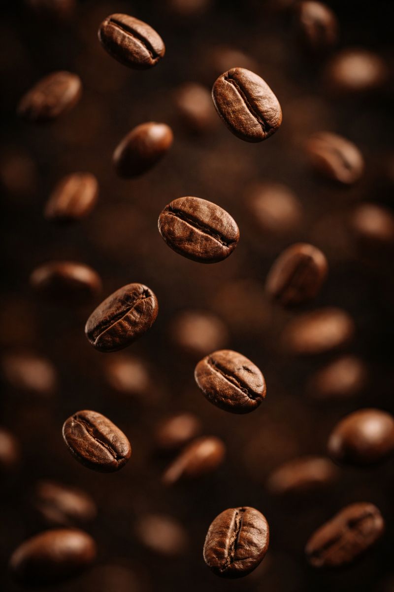 Versement latte art pendant une formation barista APRIUM Coffee